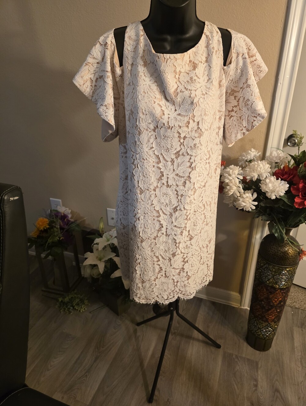 Chelsea28 Cream Lace Cold-Shoulder Midi Dress